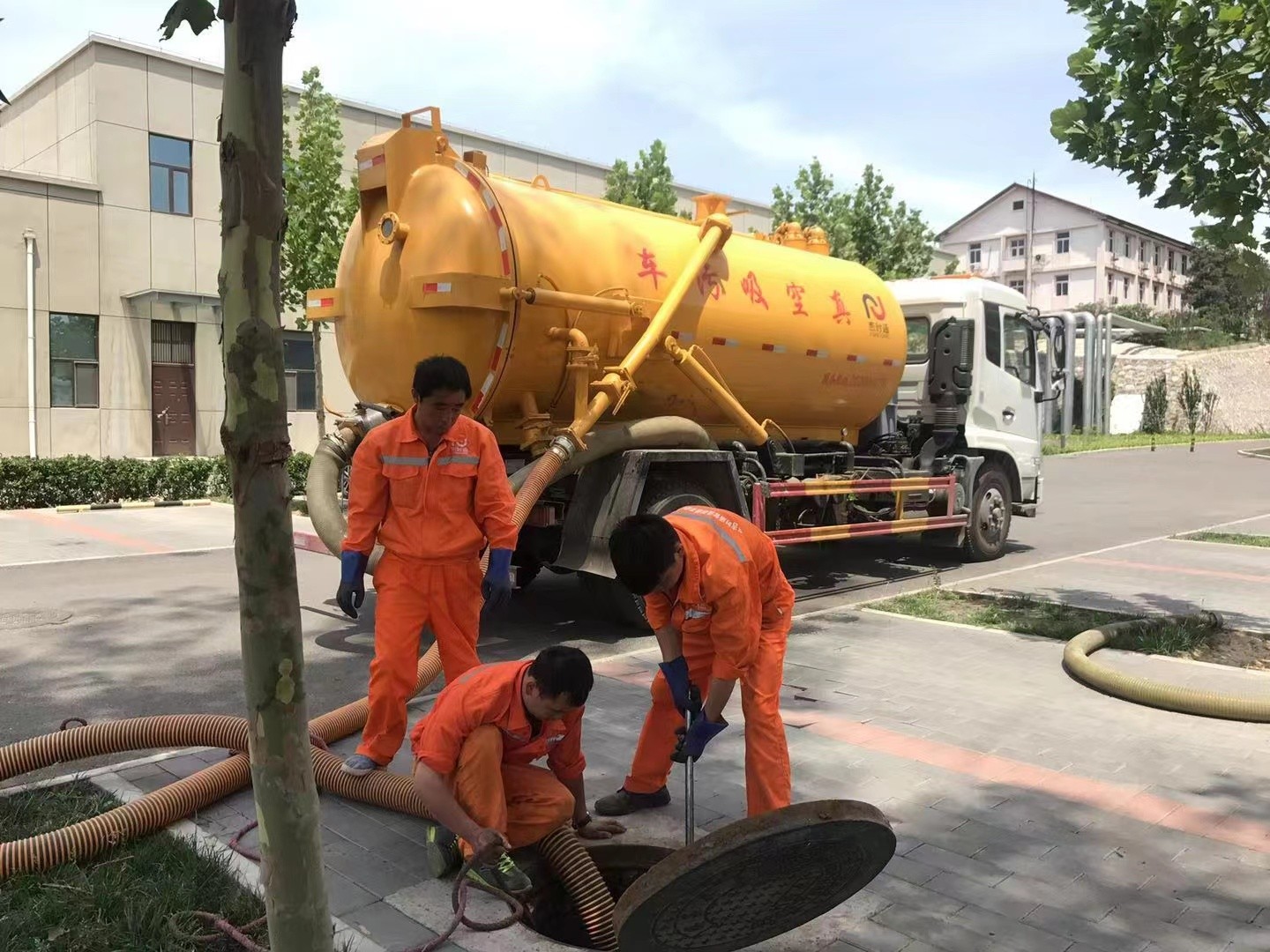 囊谦管道疏通车停在窨井附近