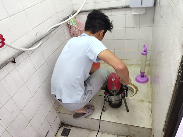 囊谦管道堵塞冒臭气 专业师傅现场解决问题