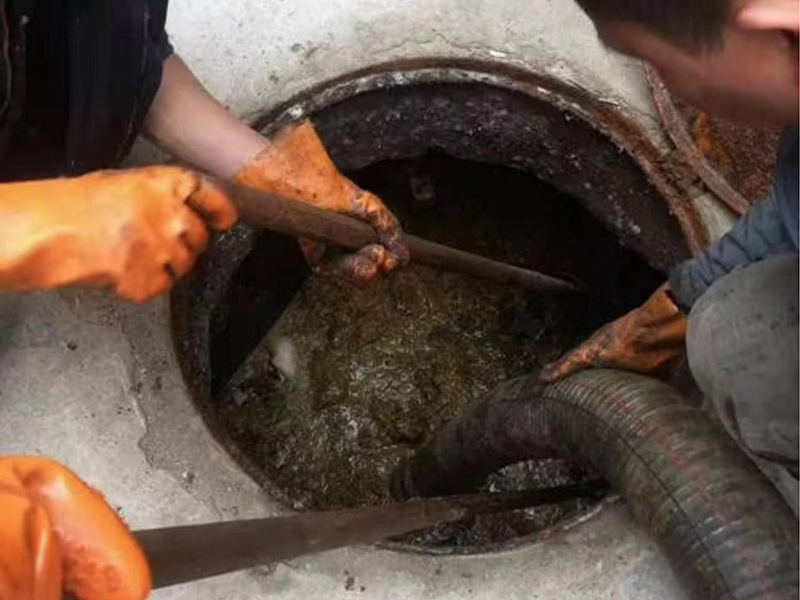 囊谦清理化粪池时如何避免沼气的危害？